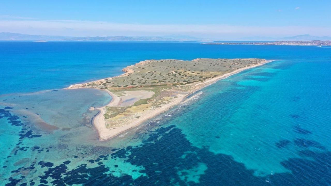 Kleine Insel in klarem Wasser